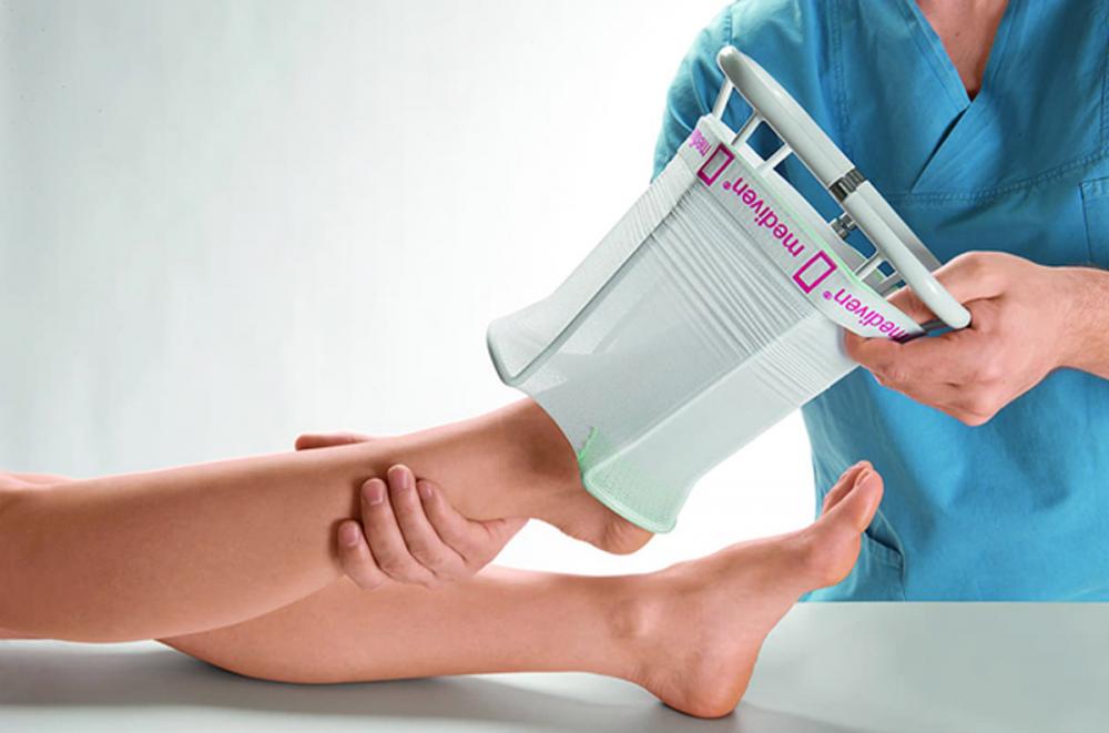 Медицина и комфорт: приспособление для надевания компрессионного трикотажа